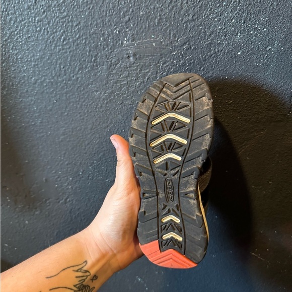 Kids Keen Gray and Black Outdoor Sandals with Orange Accents - Picture 4 of 8